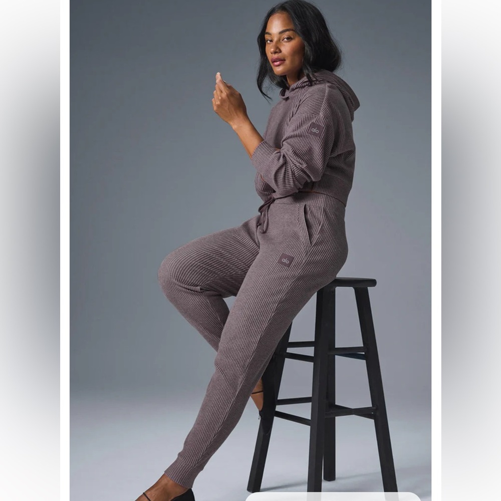 ALO Yoga Muse sweatpant in raisinette Heather